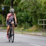 Cycliste qui s'hydrate avec un bidon d'eau