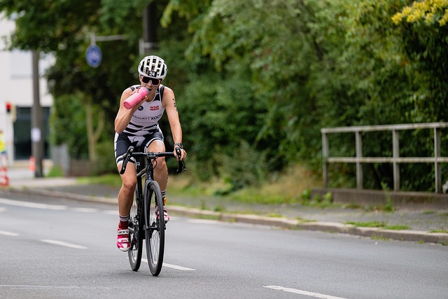 Cycliste qui s'hydrate avec un bidon d'eau