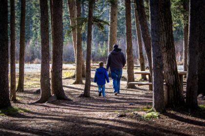 Randonnée en famille. Promenade père et fils.