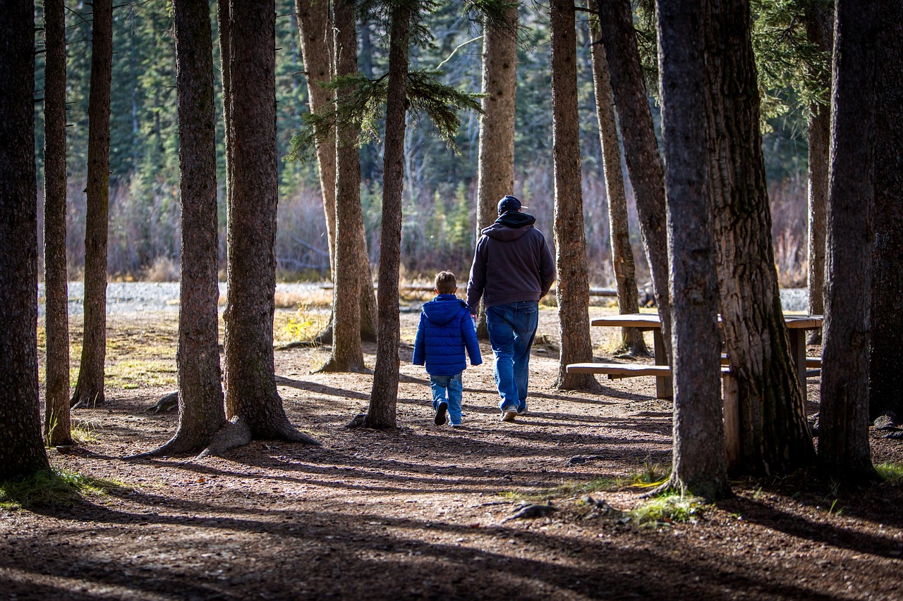 Randonnées familiales : circuits faciles en pleine nature Randonnée en famille. Promenade père et fils.