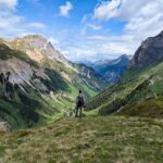 Les meilleures randonnées en Haute-Savoie Randonneur devant un panorama de montagne