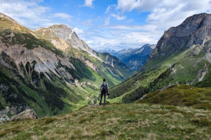 Randonneur devant un panorama de montagne