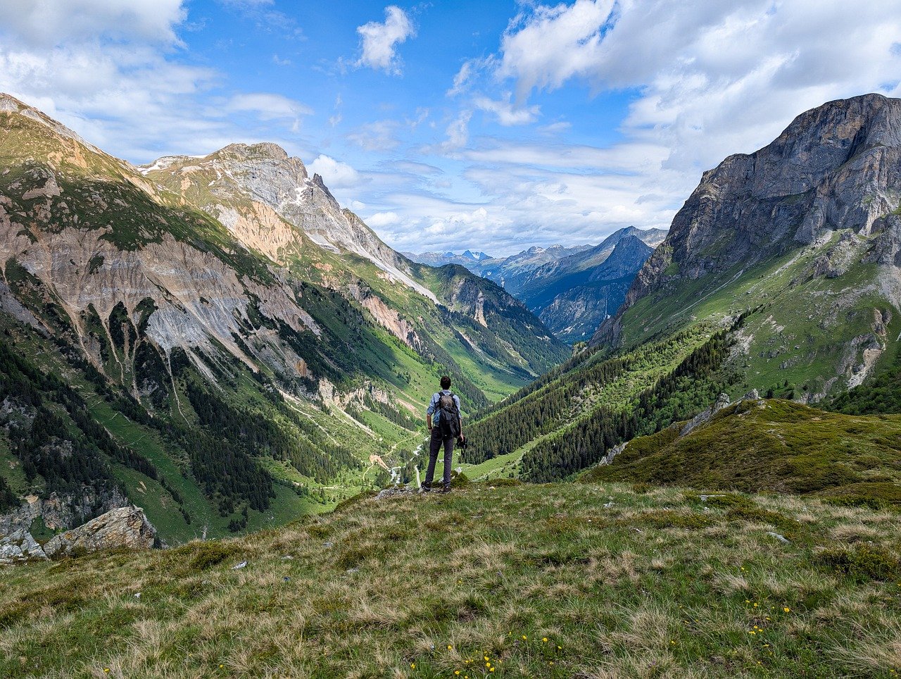 Les meilleures randonnées en Haute-Savoie Randonneur devant un panorama de montagne