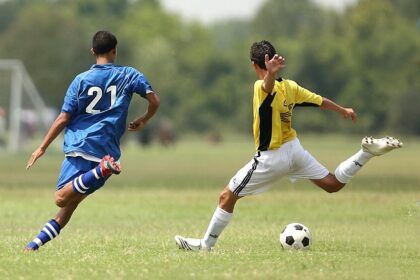 2 joueurs de foot en plein match