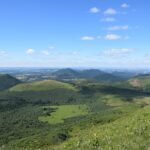 Découvrez les meilleurs itinéraires de randonnée en Auvergne Vue de la chaîne des Puys en Auvergne