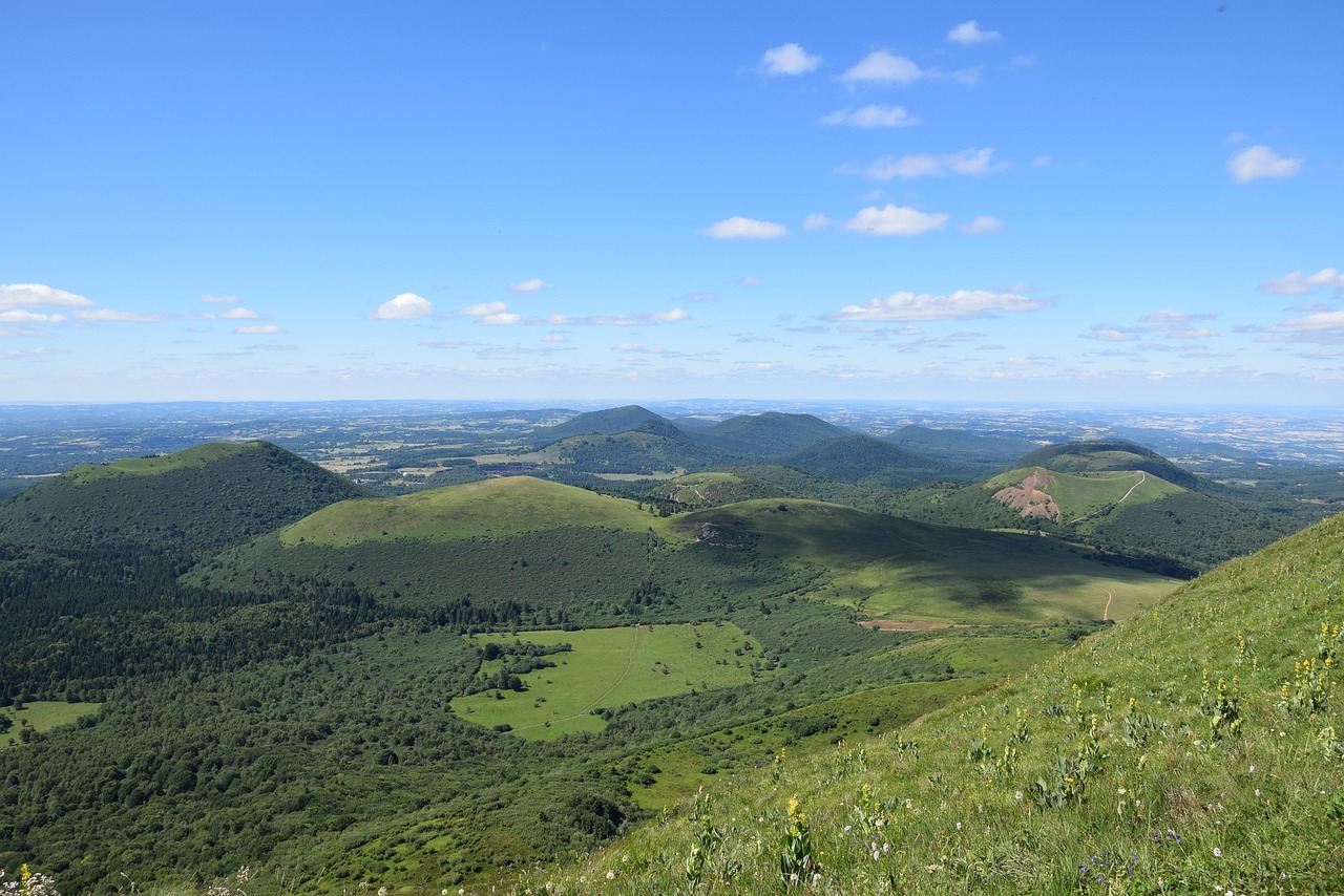 Découvrez les meilleurs itinéraires de randonnée en Auvergne Vue de la chaîne des Puys en Auvergne