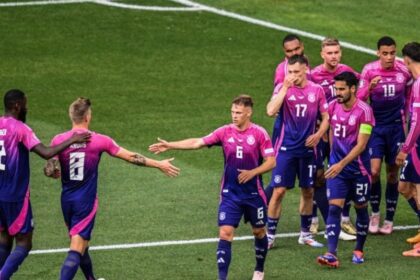 équipe de foot avec maillot rose