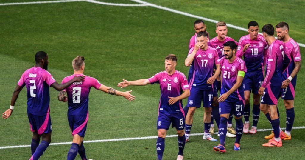 équipe de foot avec maillot rose