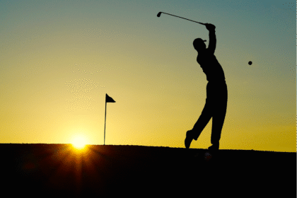 Golfeur en contre jour en plain swing