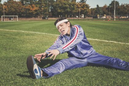Femme qui s'échauffe avant une séance de sport